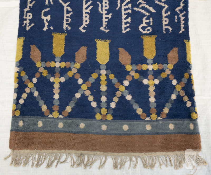 An unusual pair of pillar rugs - 图6